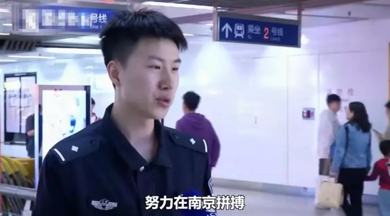 丈夫拼工作醉倒地鐵,妻子飛奔現場「擁抱安慰」,丈夫淚泣:寶寶對不起!妻子哽咽:沒關係我懂