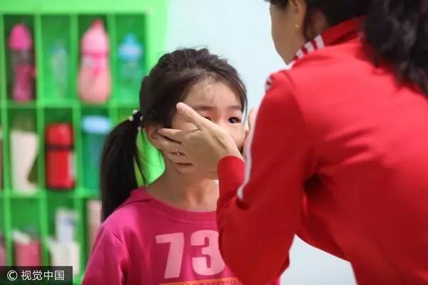 華裔女考不進精英中學 遭父母羞辱「只能當妓女」 !
