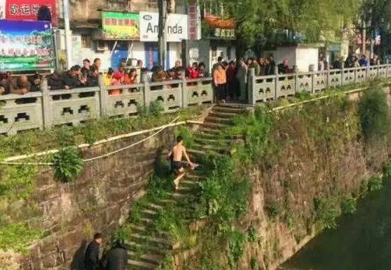 男子發現溺水女子急去搶救,遊到女子身邊,看了一眼慌忙逃離