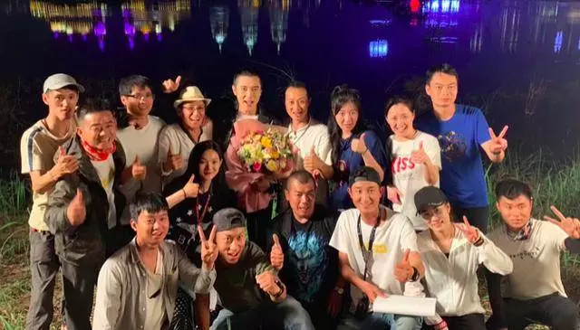 張丹峰新戲殺青,畢瀅全程陪同不避嫌,裝扮精緻漂亮站C位