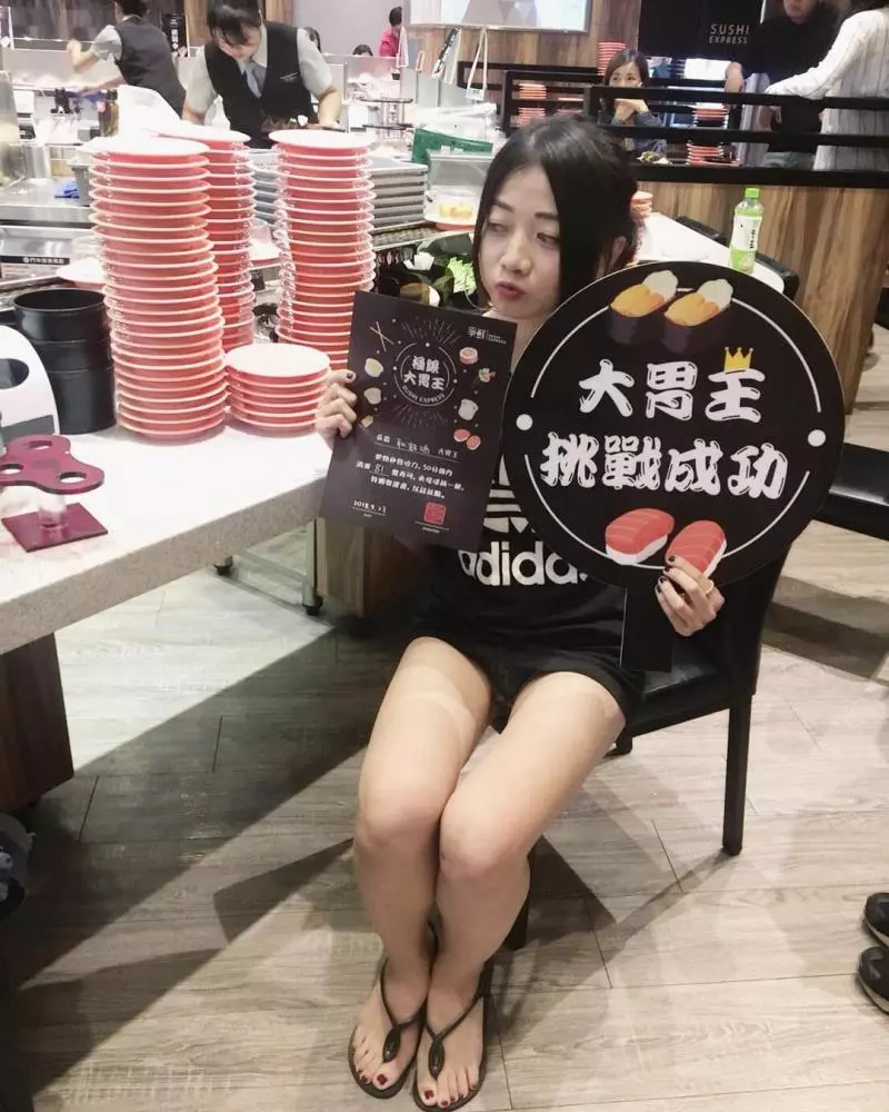 155公分卻能吃下4公斤丼飯的「超反差萌大胃王」!與壯漢挑戰150顆媽祖加持水餃,過程超逗趣!