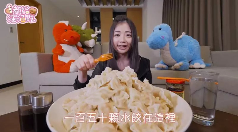 155公分卻能吃下4公斤丼飯的「超反差萌大胃王」!與壯漢挑戰150顆媽祖加持水餃,過程超逗趣!