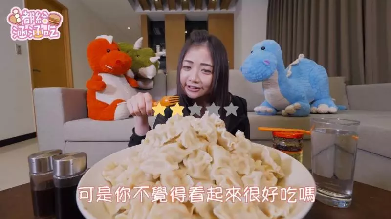 155公分卻能吃下4公斤丼飯的「超反差萌大胃王」!與壯漢挑戰150顆媽祖加持水餃,過程超逗趣!