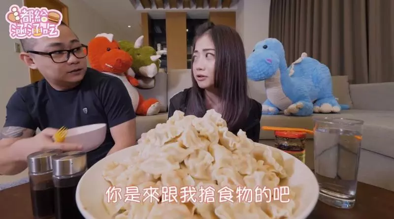 155公分卻能吃下4公斤丼飯的「超反差萌大胃王」!與壯漢挑戰150顆媽祖加持水餃,過程超逗趣!
