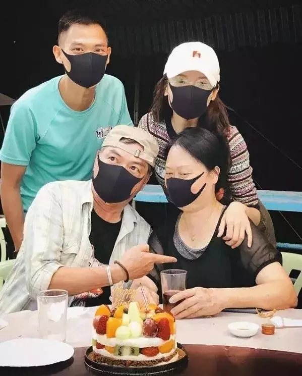 TVB視後曬家人戴黑色口罩合照,網民:看來你跟「安心」過不去!