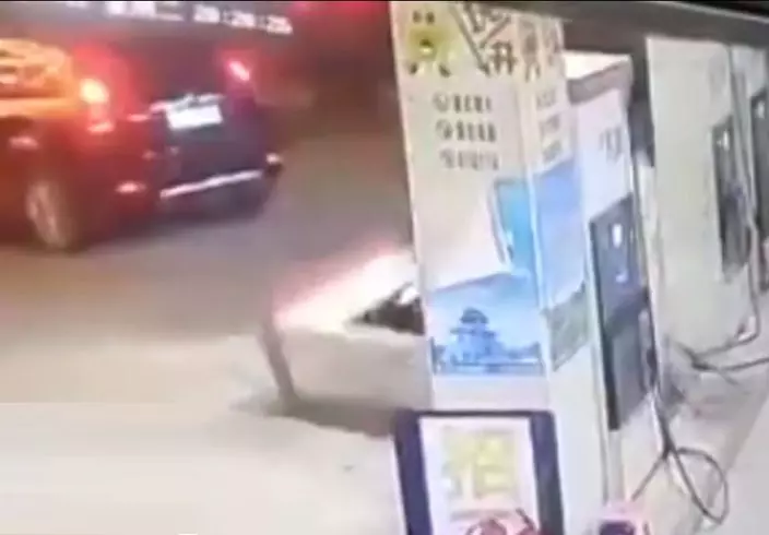 《糊塗》司機打油 忘拔油槍 致油站爆炸