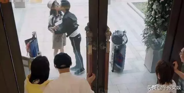 《妻旅》中汪峰突吻章子怡,張嘉倪表情驚恐,章子怡一臉的拒絕!