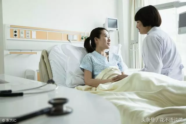 小姑子住院,我送去五千,返回拿手機時,聽到對話,我如墜冰窖