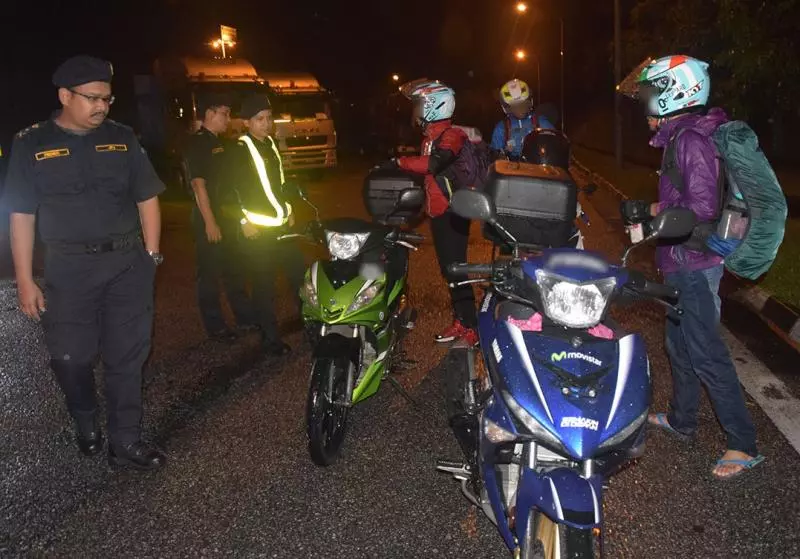甲JPJ局長雨夜出馬執法 孟加拉男無照駕駛被逮
