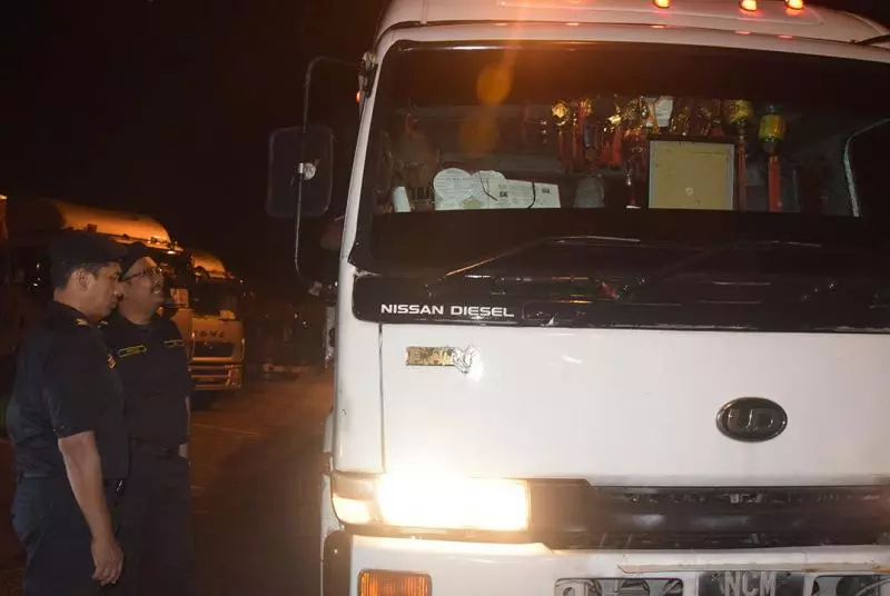 甲JPJ局長雨夜出馬執法 孟加拉男無照駕駛被逮