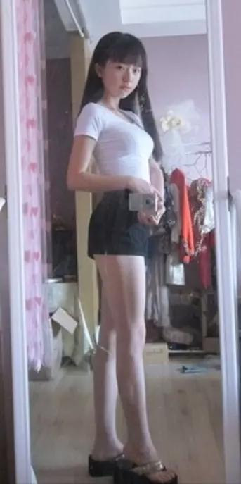 這個10歲的眼鏡小女孩每天自拍沒人理!直到某天她PO出「拔下眼鏡的超級娜美照」,全國男網友都暴動了