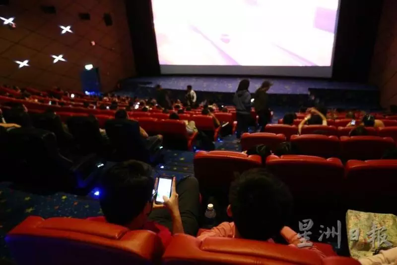 千萬別學他們‼️ 8位大馬人在KL戲院「盜錄Avengers當場被抓」, 最高可被罰款RM100k!