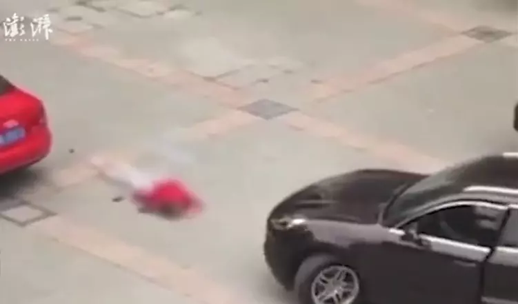 《恐怖》情侶校園吵架!男開跑車輾女大生