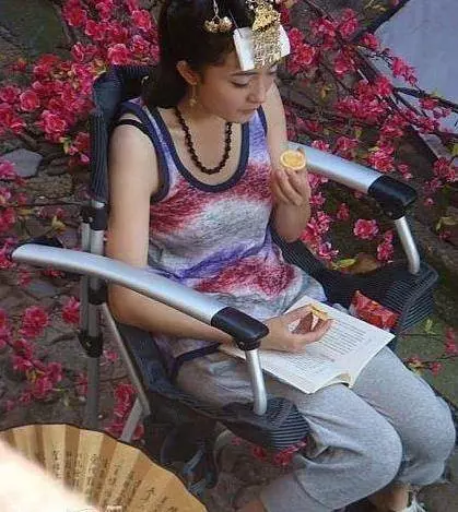 今天小編就要用照片,來告訴大家,明星在片場的真實樣子。胡歌、劉德華和彭於晏的差別,一看就知道 難怪劉最紅…