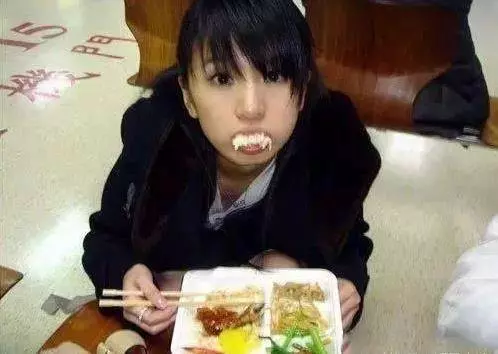 今天小編就要用照片,來告訴大家,明星在片場的真實樣子。胡歌、劉德華和彭於晏的差別,一看就知道 難怪劉最紅…