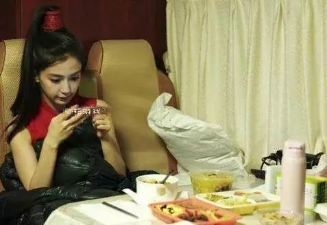 今天小編就要用照片,來告訴大家,明星在片場的真實樣子。胡歌、劉德華和彭於晏的差別,一看就知道 難怪劉最紅…