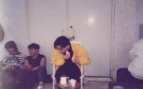 今天小編就要用照片,來告訴大家,明星在片場的真實樣子。胡歌、劉德華和彭於晏的差別,一看就知道 難怪劉最紅…