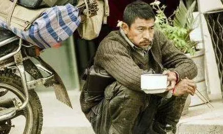 今天小編就要用照片,來告訴大家,明星在片場的真實樣子。胡歌、劉德華和彭於晏的差別,一看就知道 難怪劉最紅…