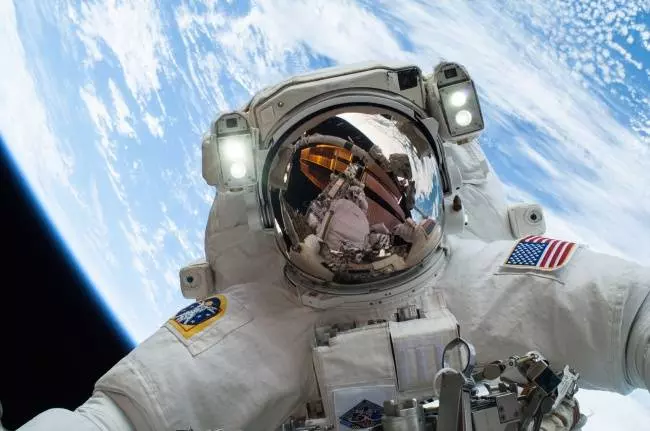 盤點8個我們從小就被騙慘的「宇宙錯誤迷思」!看完後才發現自己真的太笨了