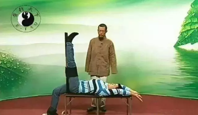 筋長1寸,長壽十年,每天拉筋5分鐘,全身經絡全疏通,排肝膽毒,增強腎功能,身體越來越健康