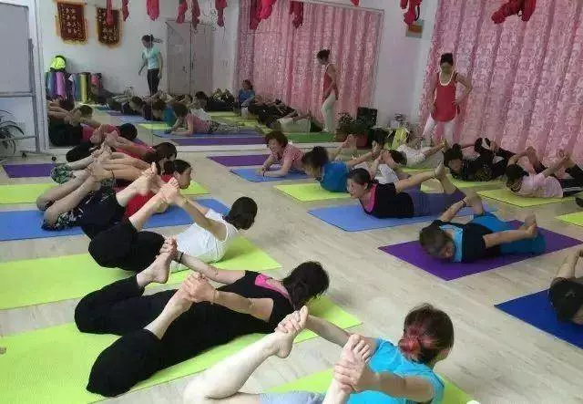 筋長1寸,長壽十年,每天拉筋5分鐘,全身經絡全疏通,排肝膽毒,增強腎功能,身體越來越健康