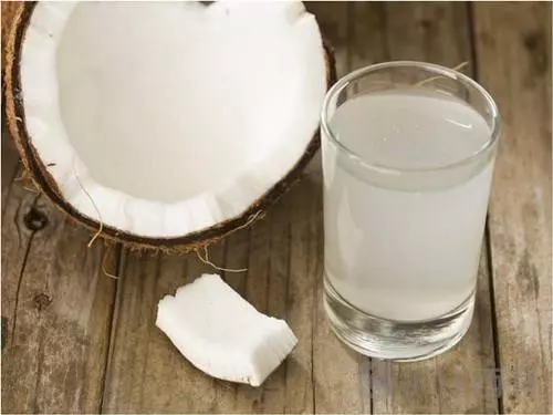 椰子水好厲害,天然營養飲料,能預防腎結石,降血壓降血糖
