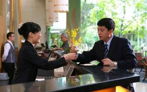 為什麼住酒店時廁所燈要開一晚?多數人不在意,聰明人就知道