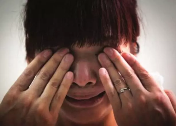 16歲兒子粘著媽媽一起睡,醫生檢查不出原因,最後母親吐出實情