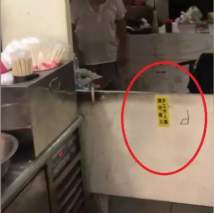 中國大媽逛夜市「擅自闖櫃台」被勸離後暴怒 囂張吐痰狂罵:你們還不是靠大陸養!