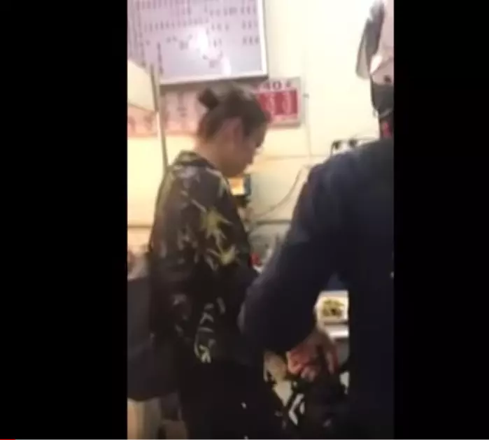 中國大媽逛夜市「擅自闖櫃台」被勸離後暴怒 囂張吐痰狂罵:你們還不是靠大陸養!