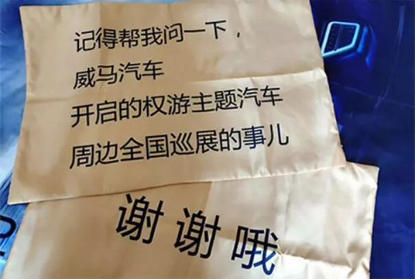 暖爸送兒子「長頸鹿當禮物」卻大崩潰 超誇張「神發展」笑翻網友:變成床單太猛了!