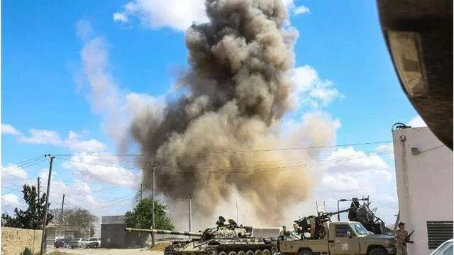 不明戰機空襲利比亞,哈夫塔爾下令開火,發射導彈連續擊落兩架