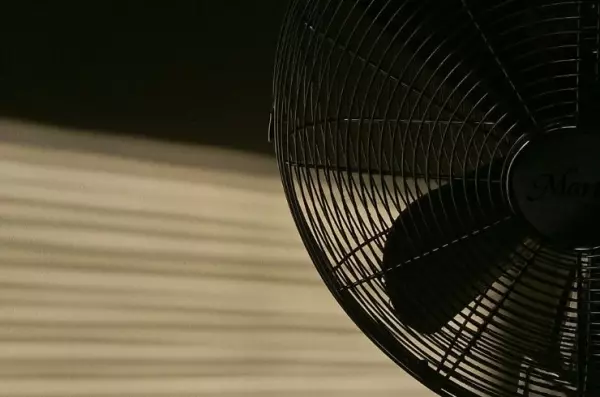 專家警告「睡覺時開電扇」的4大嚴重影響!網友:難怪一覺醒來都覺得身體怪怪的!