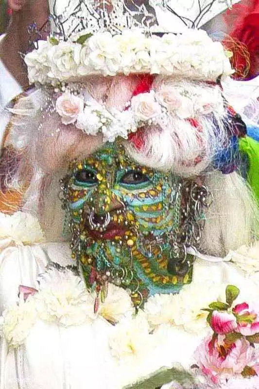 世界上最驚人的一場婚禮!新娘全身7000多個穿洞,喜嫁億萬富豪:很喜歡這樣的妻子!
