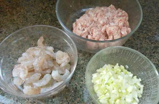 鮮蝦雲吞鮮甜美味,吃起來爽滑鮮香,美味誘人
