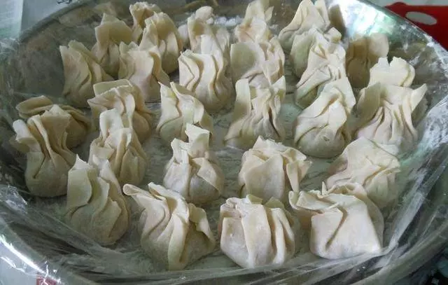 鮮蝦雲吞鮮甜美味,吃起來爽滑鮮香,美味誘人