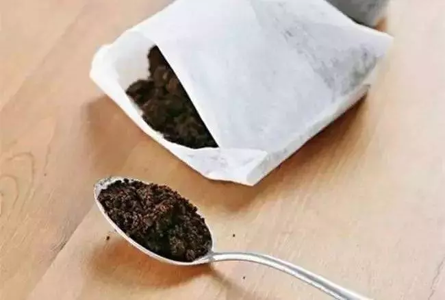 咖啡豆磨完不要扔,蟑螂、濕氣和臭味都怕它,居家打掃又一「利器」,試一試很神奇
