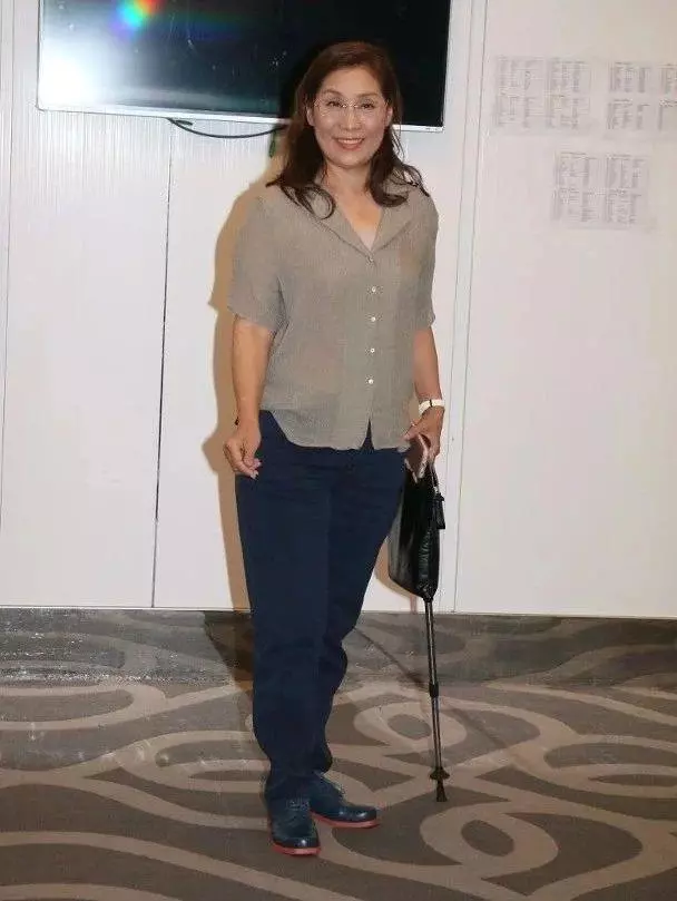 股骨磨損要做手術換骨!61歲前TVB女星直言:轉做幕後走路太多了