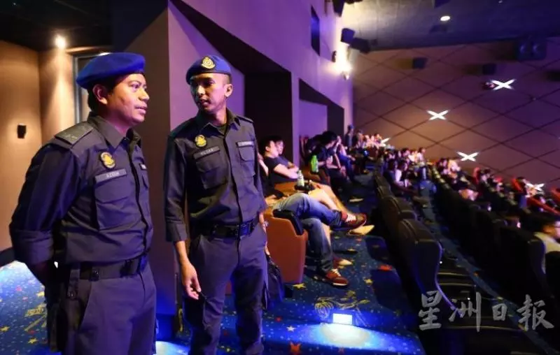 吉隆玻:8人偷錄複聯4,當場被抓~