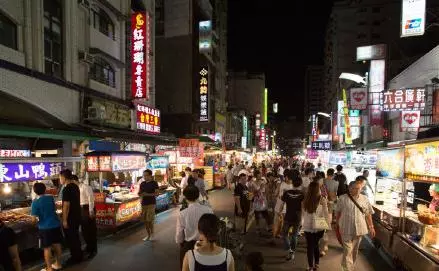 他逛夜市拿到一枚「裂開的10元硬幣」氣到po文抱怨!內行網友卻發現「真實身份」:你真的賺翻了
