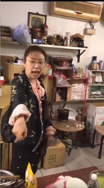 大鬧饒河夜市!女陸客「強闖冰店櫃台」吐痰嗆:你們是殖民地「反控老闆有問題」根本被欺負!