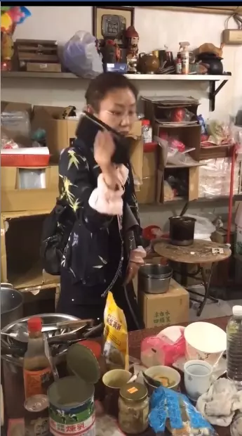 大鬧饒河夜市!女陸客「強闖冰店櫃台」吐痰嗆:你們是殖民地「反控老闆有問題」根本被欺負!