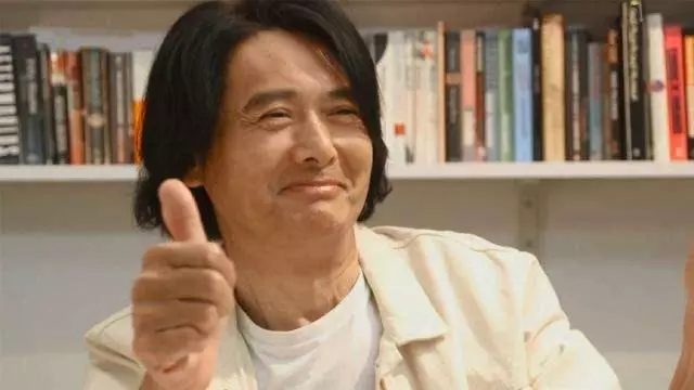 周潤發帶主持人吃榴槤,看到發嫂在旁邊的舉動,網友:太會做人!