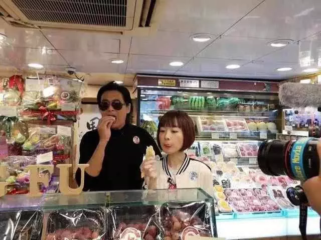周潤發帶主持人吃榴槤,看到發嫂在旁邊的舉動,網友:太會做人!