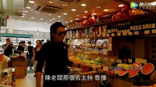 周潤發帶主持人吃榴槤,看到發嫂在旁邊的舉動,網友:太會做人!