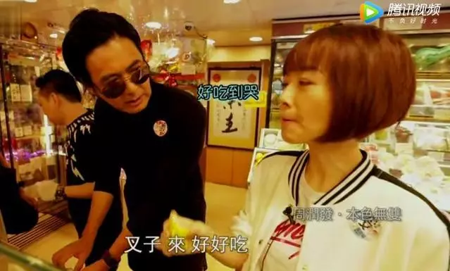 周潤發帶主持人吃榴槤,看到發嫂在旁邊的舉動,網友:太會做人!