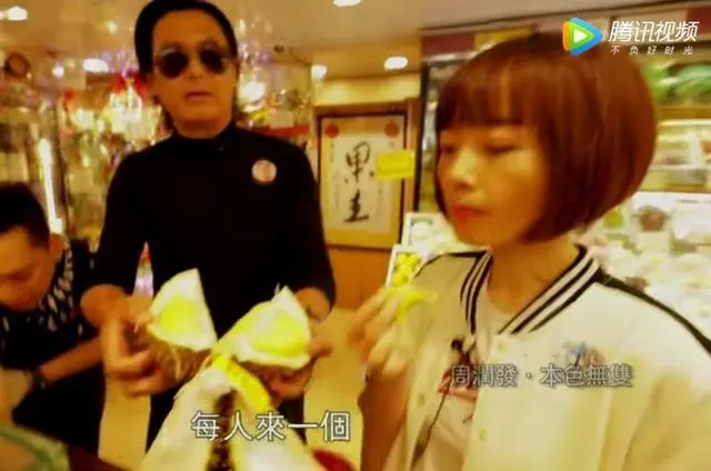 周潤發帶主持人吃榴槤,看到發嫂在旁邊的舉動,網友:太會做人!