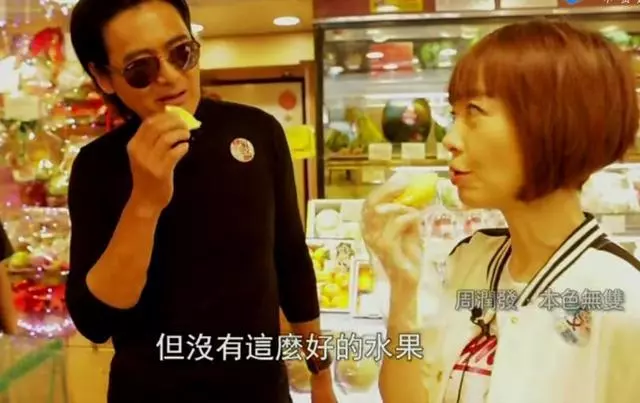 周潤發帶主持人吃榴槤,看到發嫂在旁邊的舉動,網友:太會做人!