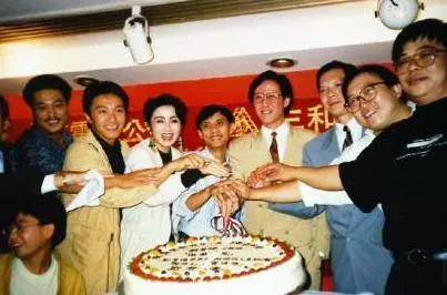 (50歲張敏近照曝光!老公竟是冷峻帥哥!三字點評周星馳太準確!