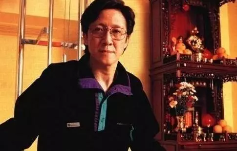 (50歲張敏近照曝光!老公竟是冷峻帥哥!三字點評周星馳太準確!